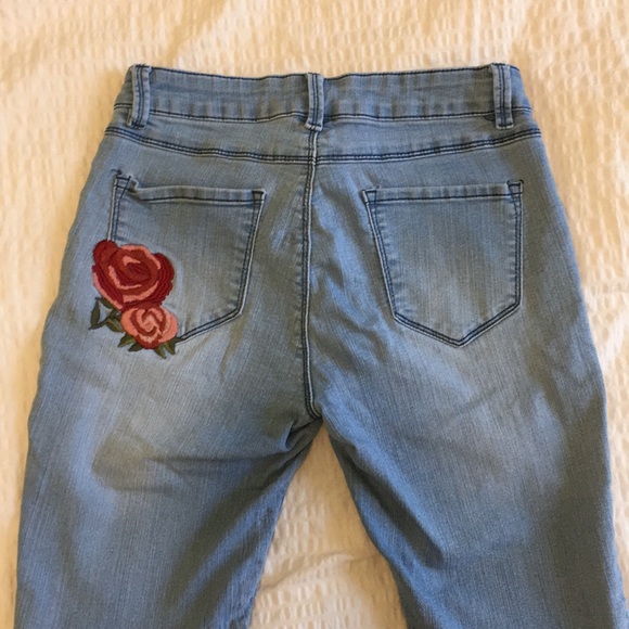 Jeans with embroidered flowers - Picture 4 of 5